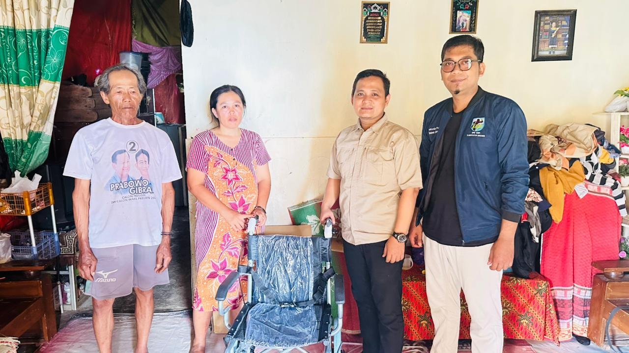 DPD KNPI Kabupaten Brebes Serahkan Bantuan Kursi Roda untuk Korban Kecelakaan, Wujud Nyata Program "Pemuda Peduli"